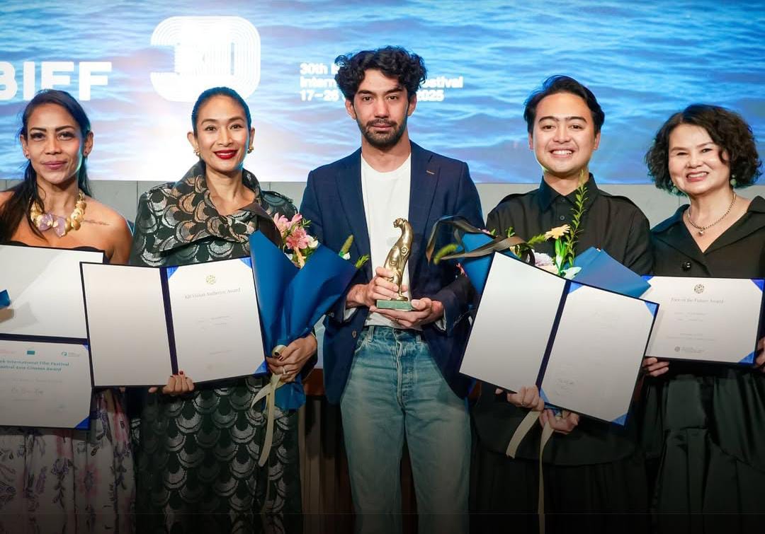 Debut Sutradara Reza Rahadian, Pangku Sabet 4 Penghargaan di Festival Film Busan! 