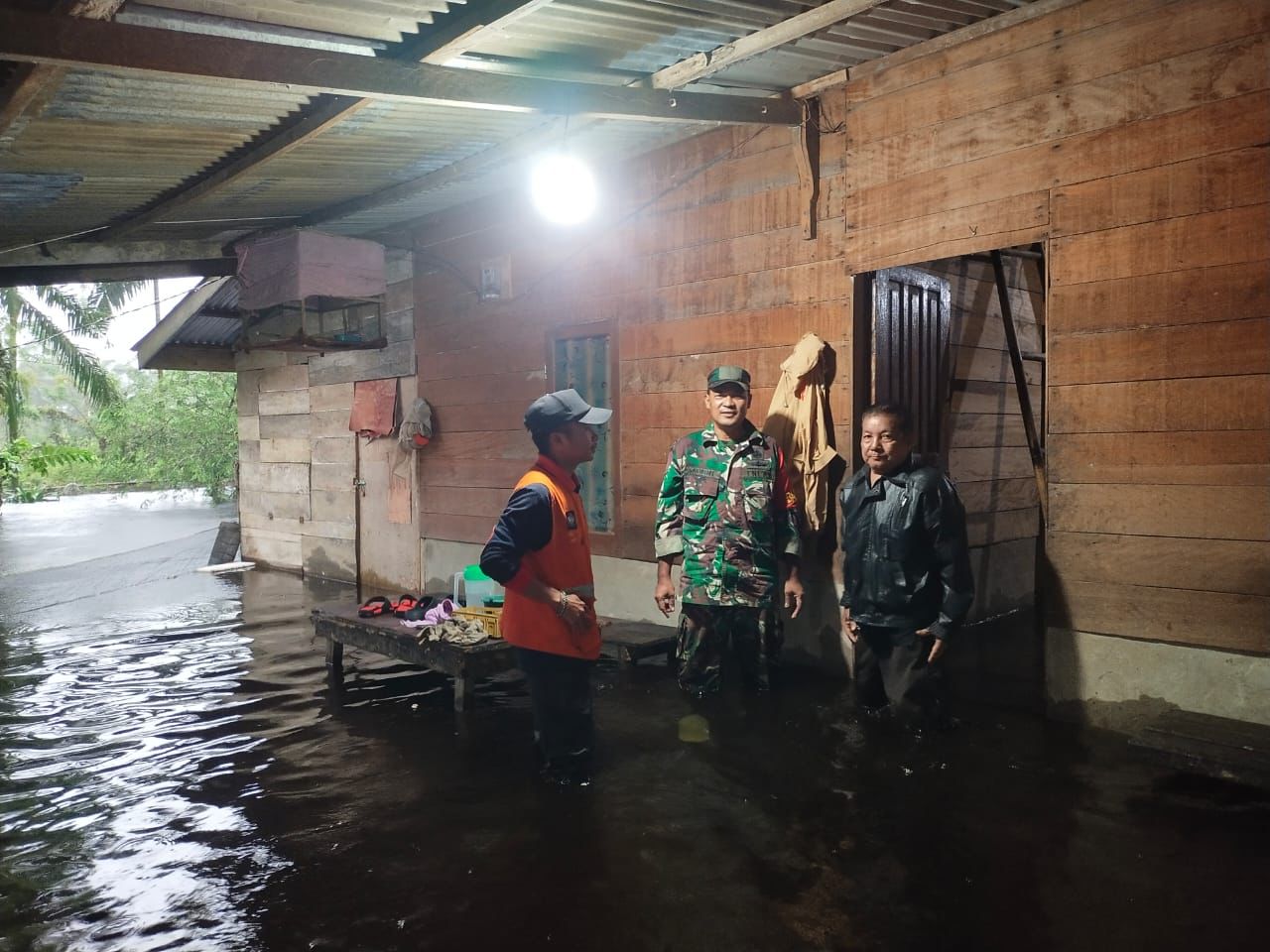 Kampus Gotong Royong dalam Pemulihan Bencana Banjir di Sumatera Barat