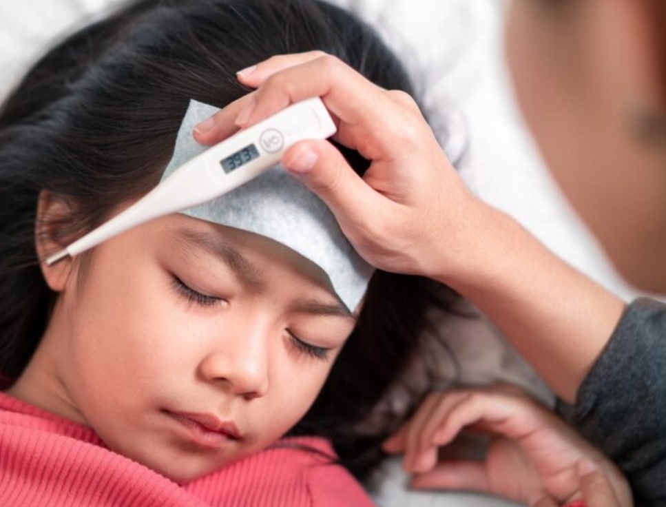 Pertolongan Pertama saat Si Kecil Demam Tinggi, Bunda Wajib Tahu
