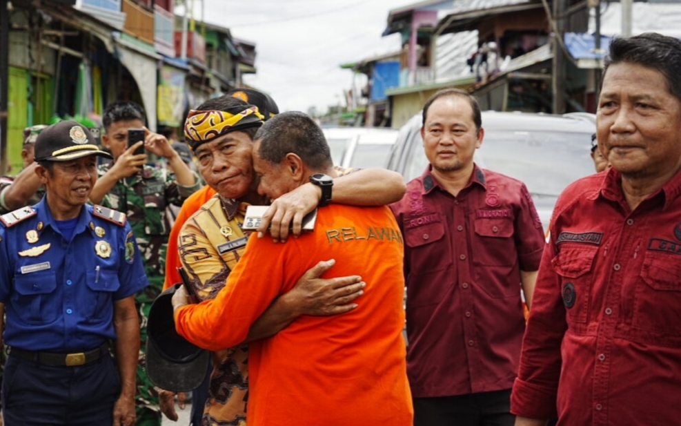 53 Rumah Ludes Terbakar, Gubernur Kaltara Turun Langsung Serahkan Bantuan ke Mansalong
