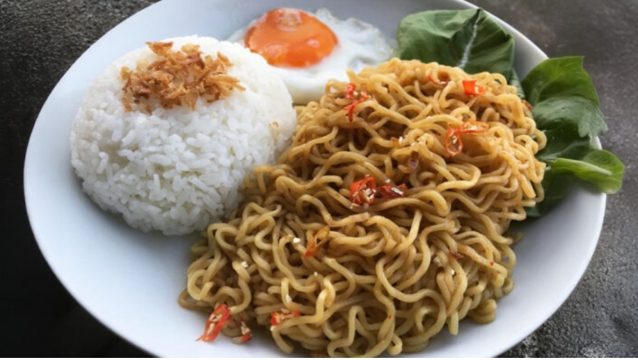 Masih Doyan Makan Mi Campur Nasi? Ahli Ingatkan Bahaya Jangka Panjang