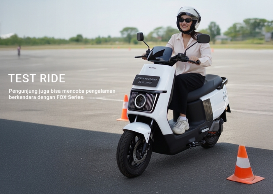 Debut Perdana di IMOS, Polytron Hadirkan FOX-200 Motor Listrik Perempuan Pertama