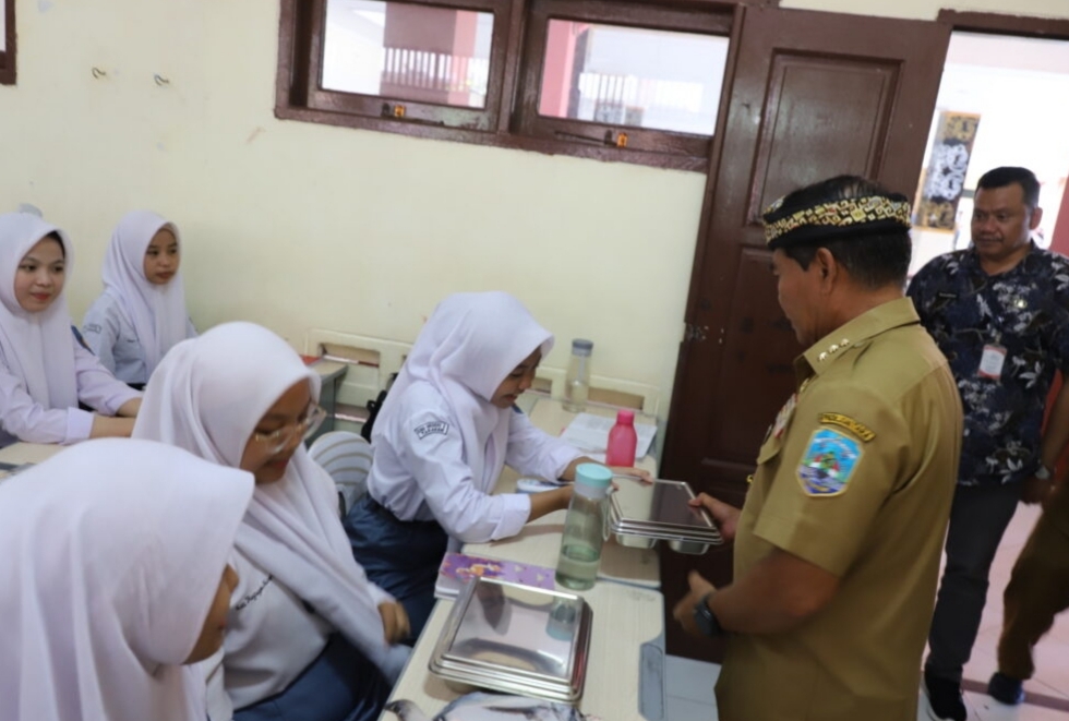 Gubernur Zainal Sidak Makan Bergizi Gratis di Tarakan, Temukan Tahu Potongannya Beda-Beda
