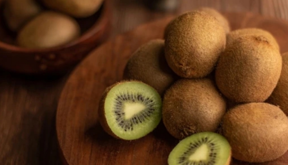 Studi: Konsumsi Kiwi dan Air Mineral Bisa Meningkatkan Kesehatan Usus