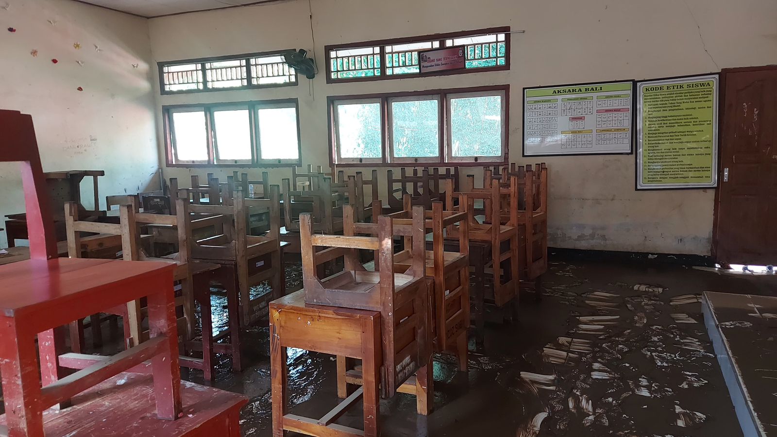 Tinjau Sekolah Terdampak Bencana di Kabupaten Karangasem, Kemendikdasmen Salurkan Bantuan
