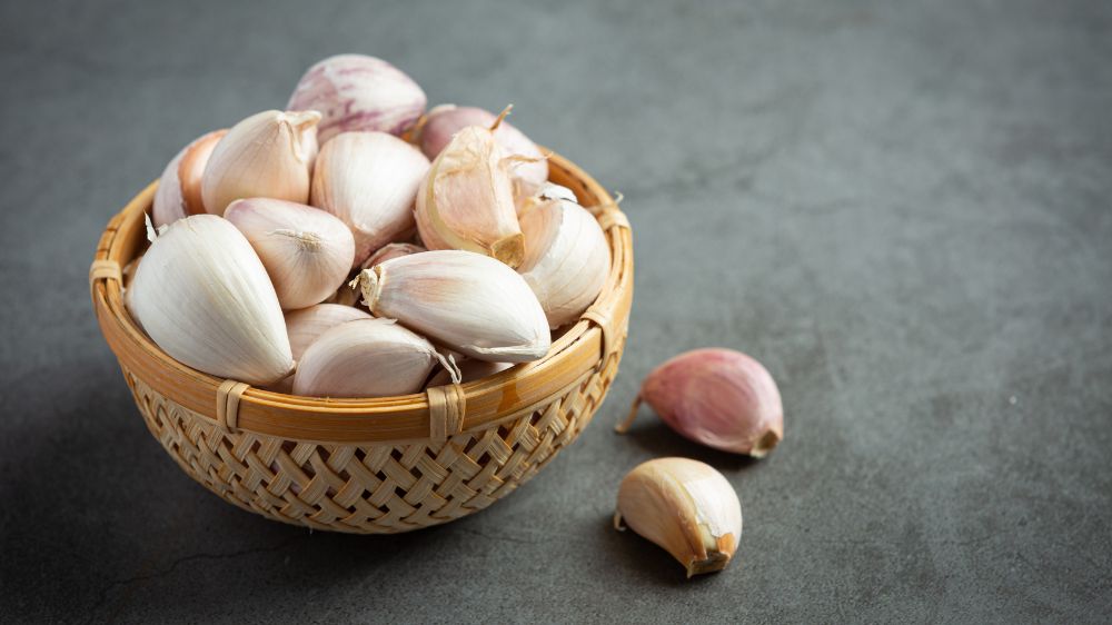 7 Khasiat Bawang Putih yang Sering Dibicarakan, Mana Mitos dan Mana yang Terbukti?