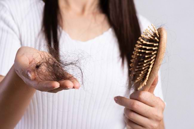 Rambut Rontok Terus? Ternyata ini penyebab Sehari-hari yang sering Kamu Lakukan!