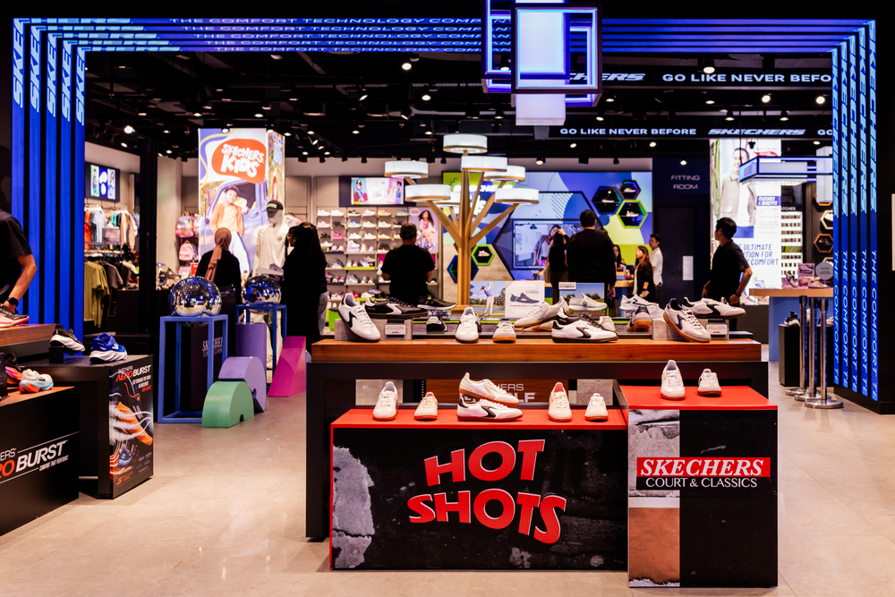 Rekomendasi Sneakers Terbaru Bergaya Bold, Skechers HOTSHOT Lebih Stylish