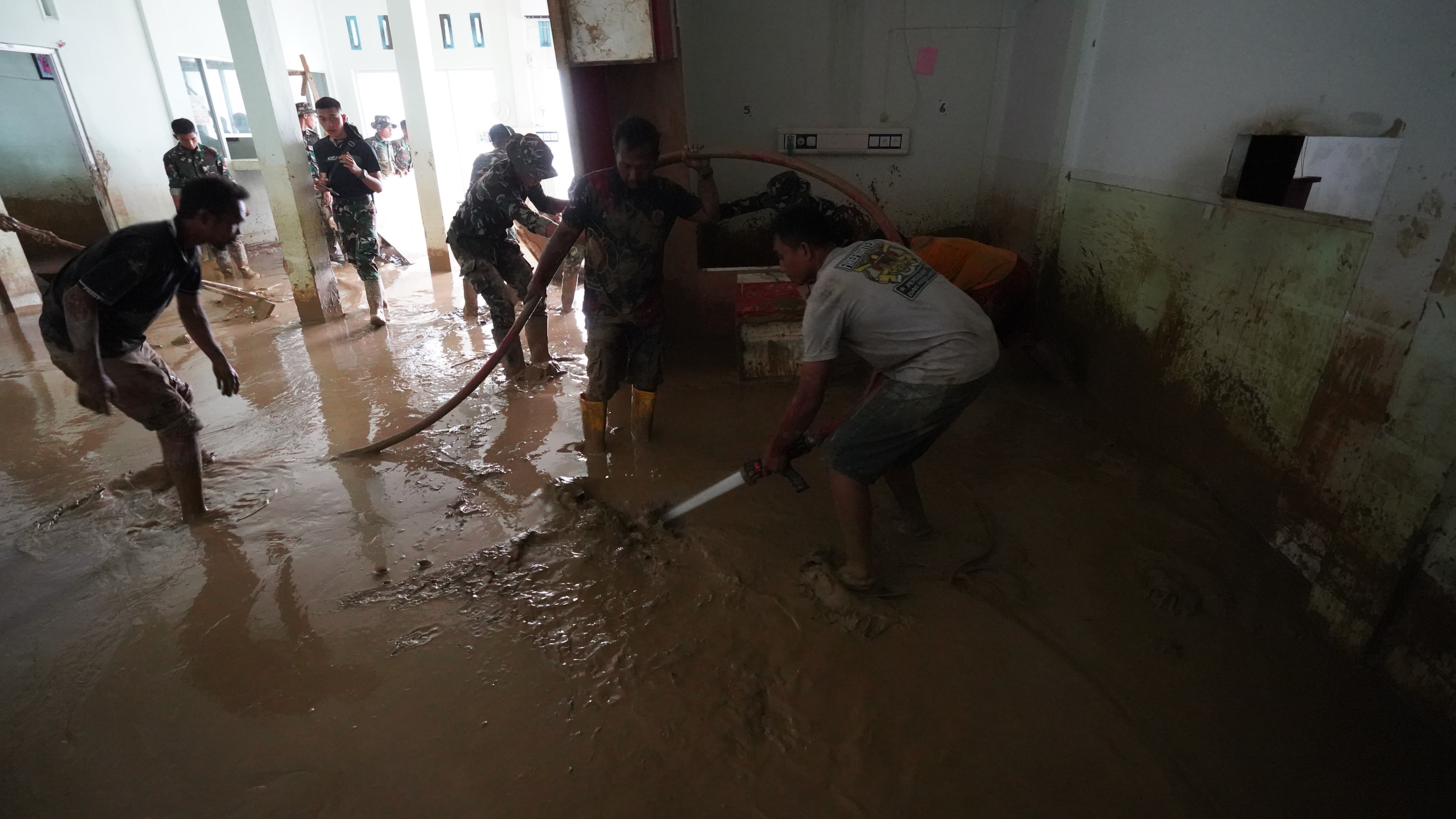 Kepala BNPB Terjun Langsung ke Aceh Tamiang, Kebut Pembersihan RSUD dari Lumpur