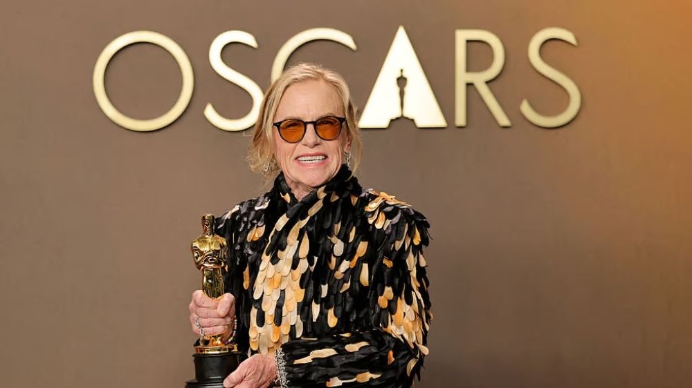 Peran Aunt Gladys di Film Weapons Antar Amy Madigan Raih Piala Oscar