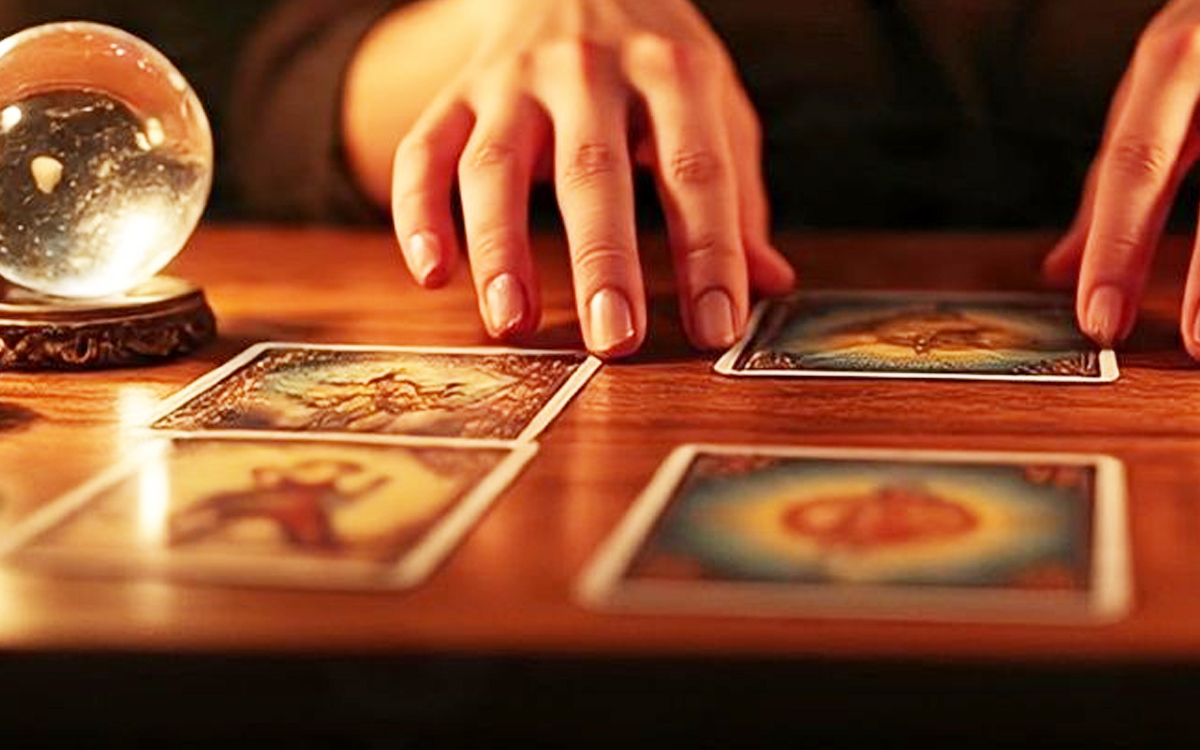 Ramalan Kartu Tarot Hari Ini: Pesan Tersembunyi di Balik Kartu 25 Juli 2025!