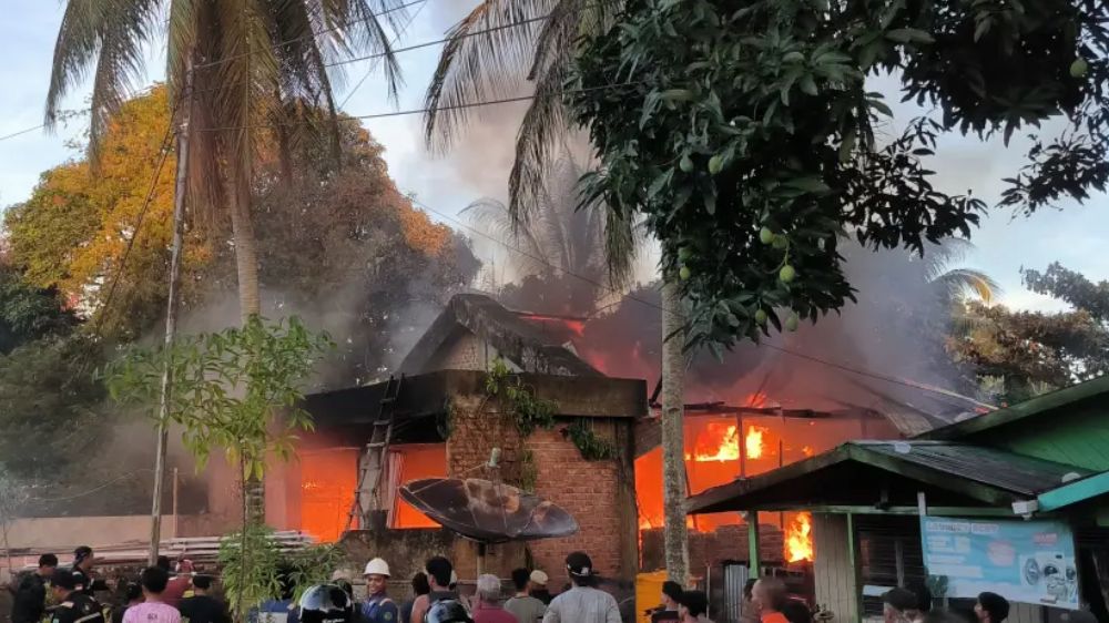 Ledakan Beruntun Picu Kebakaran Ruko di Bunyu, Api Padam Setelah Dua Jam