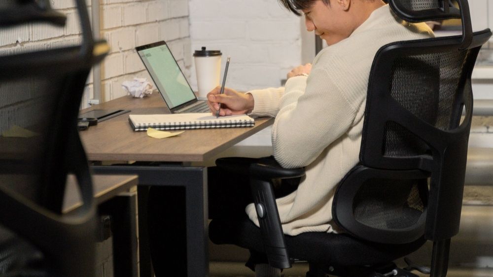 Scroll, Kerja, Rebahan: Kebiasaan Duduk yang Diam-Diam Berbahaya