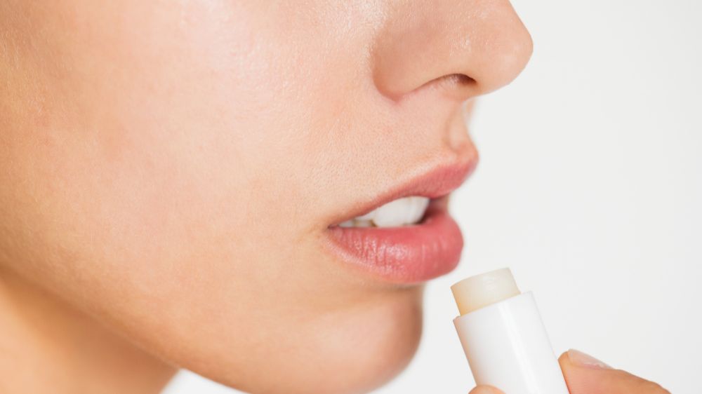 Cara Mengatasi Bibir Pecah-Pecah agar Kembali Lembap dan Sehat