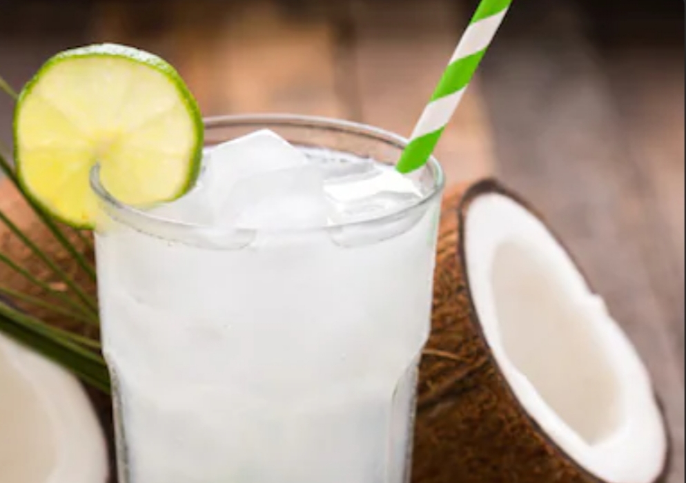 Air Kelapa vs Jus Buah, Mana yang Tokcer Turunkan Berat Badan? 