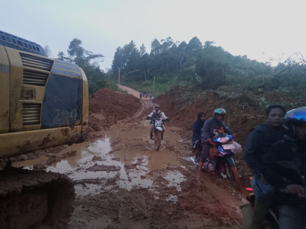 Presiden Prabowo Beri Semangat Korban Banjir Sumbar, Klaim Bantuan Sudah Terdistribusi