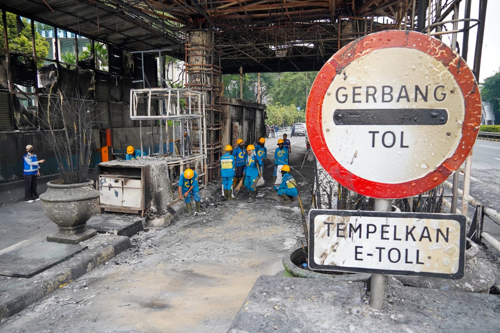 7 Gerbang Tol Rusak Imbas Demo di Jakarta, Petugas Fokus Perbaikan