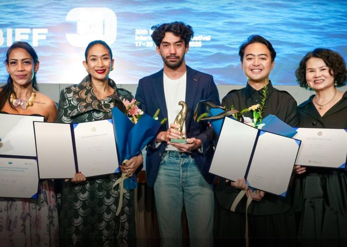 Debut Sutradara Reza Rahadian, Pangku Sabet 4 Penghargaan di Festival Film Busan! 