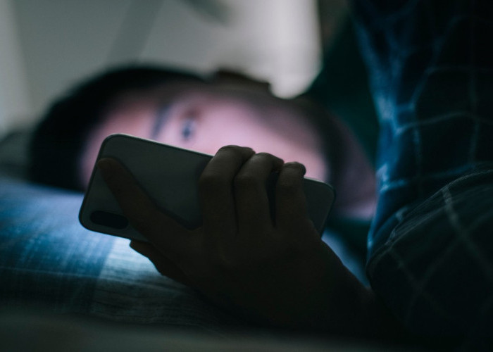 Sering Scroll Tengah Malam? Ini Resiko Blue Light untuk Tubuhmu