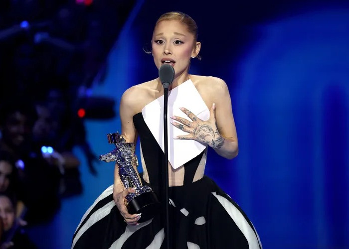 Respons Haru Ariana Grande saat Raih Video of The Year di MTV VMA 2025