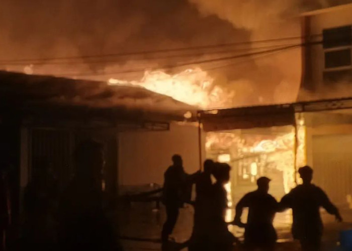 Kebakaran Tideng Pale Timur Tana Tidung Hanguskan Puluhan Bangunan, Petugas Gabungan Dikerahkan Padamkan Api