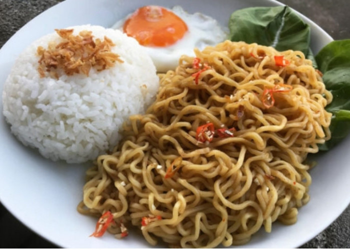 Masih Doyan Makan Mi Campur Nasi? Ahli Ingatkan Bahaya Jangka Panjang