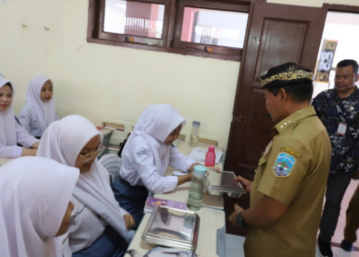 Gubernur Zainal Sidak Makan Bergizi Gratis di Tarakan, Temukan Tahu Potongannya Beda-Beda