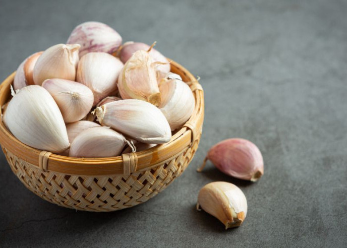 7 Khasiat Bawang Putih yang Sering Dibicarakan, Mana Mitos dan Mana yang Terbukti?