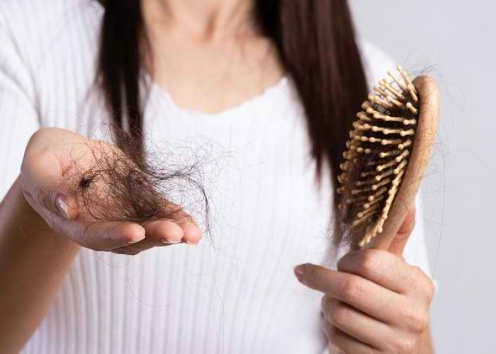Rambut Rontok Terus? Ternyata ini penyebab Sehari-hari yang sering Kamu Lakukan!
