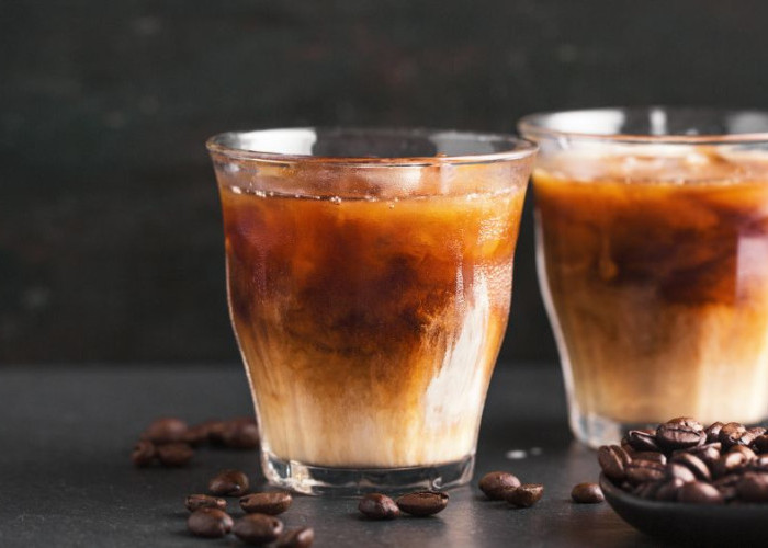 Cuaca Panas Bikin Gerah? Coba Resep Es Kopi Kelapa yang Segar dan Creamy ala Cafe