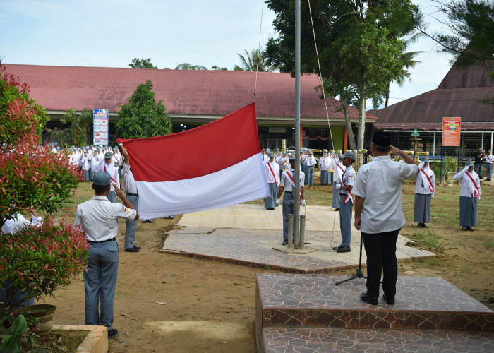 Suasana Hari Pertama Masuk Sekolah di Padang Pascabencana Banjir
