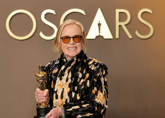 Peran Aunt Gladys di Film Weapons Antar Amy Madigan Raih Piala Oscar