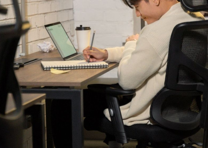 Scroll, Kerja, Rebahan: Kebiasaan Duduk yang Diam-Diam Berbahaya