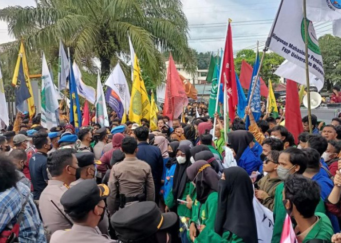Ribuan Massa Kepung Kantor Gubernur, Demo Kaltim di Samarinda Desak Pemprov untuk Lakukan Audit Anggaran