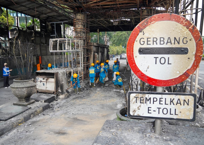 7 Gerbang Tol Rusak Imbas Demo di Jakarta, Petugas Fokus Perbaikan 