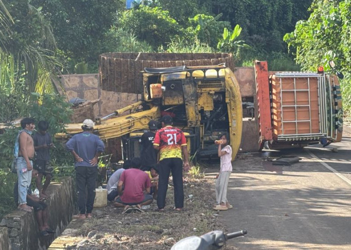 Truk Pengangkut Ekskavator Terbalik di Sembakung, Akses Jalan Menuju Gunung Atap Terganggu