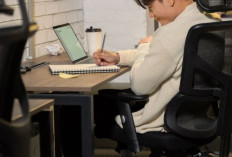 Scroll, Kerja, Rebahan: Kebiasaan Duduk yang Diam-Diam Berbahaya