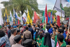 Ribuan Massa Kepung Kantor Gubernur, Demo Kaltim di Samarinda Desak Pemprov untuk Lakukan Audit Anggaran