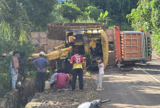 Truk Pengangkut Ekskavator Terbalik di Sembakung, Akses Jalan Menuju Gunung Atap Terganggu